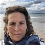 Après 6 année à encadrer des collégiens je suis aesh ds un établissement privé pour des cp et des CM. 
Je suis formée à l’apprentissage de la lecture avec la méthode des alpha.